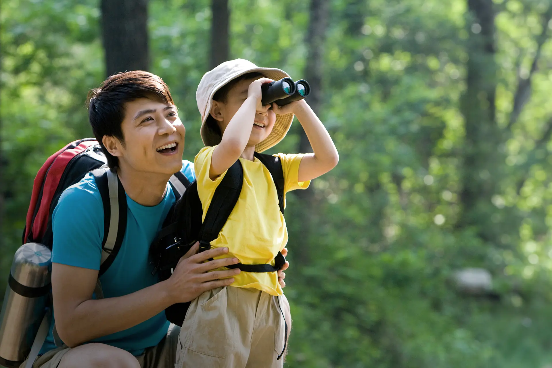 野鳥観察をする親子